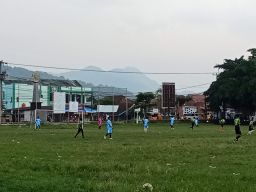 Sepak Bola Persahabatan, Camat Leuwimunding Pererat Silaturahmi dengan PGRI Wilbar Cirebon