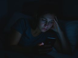 Scroll Terus, Kok Hati Nggak Tenang? Ini Sisi Gelap Media Sosial yang Jarang Dibahas