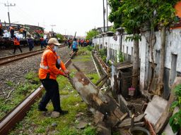 Minimalisir Potensi Gangguan Keselamatan KAI Daop 8 Bersih Lintas Stasiun