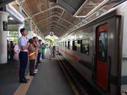 KAI Daop 8 Libatkan Relawan Railfans dan Pramuka untuk Kelancaran Mudik Lebaran