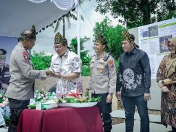 Kapolda Jatim Letakkan Batu Pertama Pembangunan Mapolsek Tambak di Bawean