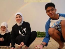 Bermain Pasir di Pantai Media Edukasi Anak yang Kaya Manfaat