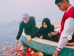 Memberi Makan Ikan: Ungkapan Syukur dan Kasih Sayang
