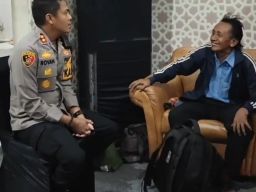 Ketinggalan Bus, Pemudik di Gresik Diantar Polisi Hingga Kampung Halaman