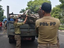 30 PKL Berjualan di Atas Saluran Air Kawasan Klenteng Mbah Ratu Ditertibkan