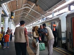 H+1 Lebaran, Stasiun di Daop 8 Surabaya Masih Padat Penumpang