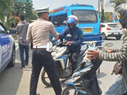 Pengendara Terkejut, Dikira Operasi Ternyata Polisi Bagikan Roti di Jumat Berbagi