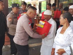 Sambut Galungan dan Kuningan Kapolsek Dentim Silaturahmi dengan Jero Mangku Khayangan
