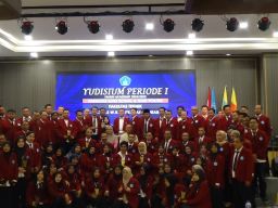 Dekan FISIP Unipra Kukuhkan 143 Lulusan: Siap Berkontribusi Nyata bagi Bangsa