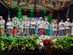 KHR Achmad Azaim Hadiri Haflatul Imtihan An Nuqayah Al Wahab Bondowoso