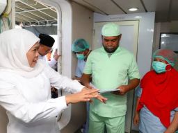 Yankes Bergerak Layani 406 Warga Pulau Raas, Khofifah: Tak Boleh Ada yang Tertinggal