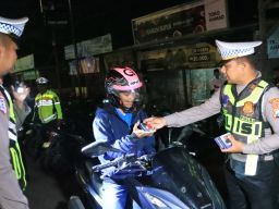 Apresiasi Unik Polres Bangkalan Beri Hadiah saat Razia
