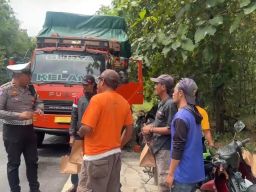 Peduli Sopir dan Pekerja Jalanan, Satlantas Situbondo Gelar Aksi Sosial di Jalur Pantura