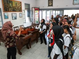 Muhibbin Tur Literasi Soekarno Wujudkan Generasi Muda Tak Lupa Sejarah