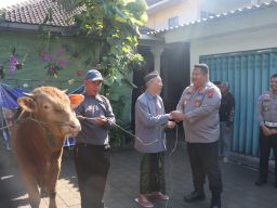 Program Berbagi Polres Pasuruan Distribusikan Hewan Kurban ke Ponpes dan Tokoh Agama