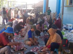 Semangat Kebersamaan, Masjid Al-Furqon Sembelih 16 Hewan Kurban Iduladha 2025