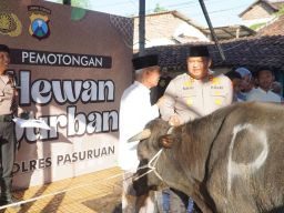 Polres Pasuruan Bagikan 750 Paket Daging Kurban kepada Warga Sekitar