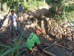 Tak Kunjung Diperbaiki Warga Desa Sumber Canting Bondowoso Swadaya Perbaiki Jalan Rusak