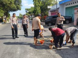 Hari Bhayangkara ke-79, Polres Bondowoso Tambal Jalan Rusak