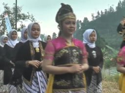 Sambut 1 Suro dan Tahun Baru Islam, Warga Karangsari Ambil Air Suci di Lereng Gunung Slamet