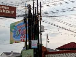 Warga Keluhkan Kabel Semrawut di Pemalang