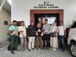 Wujud Kepedulian Polisi Bagikan Daging Kurban kepada Insan Pers