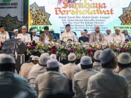 Habib Syech Pimpin Sholawat Akbar di Surabaya, Ribuan Jemaah Padati SBEC