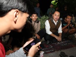 Sweeping Jam Malam, Wali Kota Eri Bikin Haru Saat Video Call Orang Tua Anak