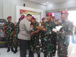 Hadiah HUT Bhayangkara ke-79, TNI Berikan Kejutan Tumpeng Kepada Kapolres Pasuruan