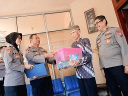 Penuh Haru, Anjangsana SPN Polda Jatim ke Para Purnawirawan di Hari Bhayangkara ke-79