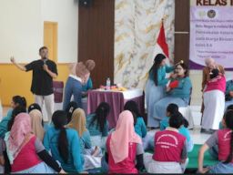 Dorong Kemandirian Ekonomi, Unesa Latih Tata Rias dan Rajutan Warga Binaan Rutan Perempuan Surabaya