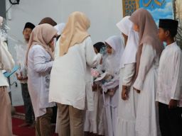 Momentum 10 Muharram, Rutan Perempuan Surabaya Santuni Yatim