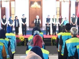 Khofifah Berangkatkan 52 Tim Yankes ke Pulau Sapudi, Tangani 291 Pasien Beragam Kasus