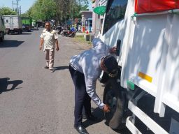 Masih Nekat, Truk-Truk Liar Serobot Jalan Umum, Petugas Bertindak Tegas