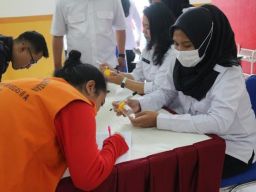 Libatkan APH Rutan Perempuan Surabaya Tes Urin Warga Binaan