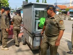 Gelar Dagangan di Trotoar Jalan, Sejumlah Pedagang Ditertibkan Satpol PP Pemalang
