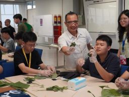 ASP 2025, Puluhan Mahasiswa Asing Belajar Membuat Bungkus Jajanan Tradisional dari Daun Pisang