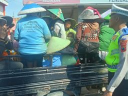 Naiki Kendaraan Bak Terbuka, Belasan Emak-Emak Kena Teguran Satlantas Pemalang