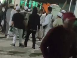 Ratusan Pendukung Habib Rizieq Shihab Bentrok Dengan Laskar Fisabilillah Beberapa Orang Terluka