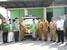 Pemkab Bondowoso Serahkan Hibah Ambulans kepada MWC NU Cermee
