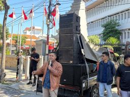 Puluhan Pemuda Aksi di Depan Kejati, Laporkan Dugaan Penyimpangan Keuangan Dinas Pendidikan Jatim