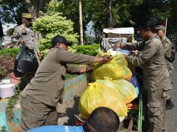 Viral di Medsos Satpol PP Surabaya Kosongkan Toilet Umum yang Beralih Fungsi