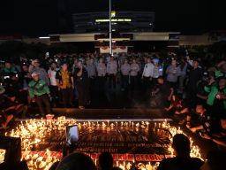 Di Depan Polda Jatim Driver Ojol Gelar Aksi Damai 1000 Lilin