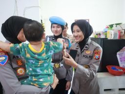 Songsong HUT ke-77, Polwan Polda Jatim Gelar Baksos di Griya Yatim Sidoarjo