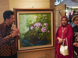 Lukisan dan Makna Kemerdekaan Warnai Lobi Wyndham Surabaya