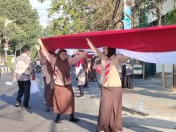 Ribuan Siswa SMKN 8 Surabaya Kompak Bentangkan Merah Putih Sepanjang 1,5 Km