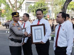 Kapolrestabes Surabaya Memberikan Penghargaan Tim Ungkap Curanmor yang Tewaskan Gadis Remaja