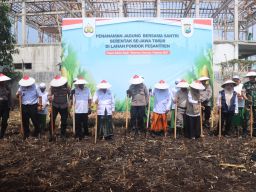 Swasembada Pangan, Polres Pasuruan Tanam Jagung Bersama Santri Ponpes Sabilunnajah