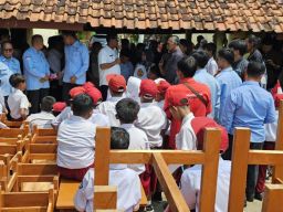 Pemkab dan Baznas Majalengka Salurkan Bantuan Meubelair ke SDN Trajaya III