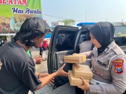 Polwan Polres Pasuruan Berbagi Nasi Kotak dalam Giat Rutin “Jumat Berkah”